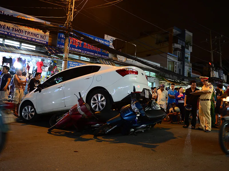 Vụ việc khiến một người đàn ông bị thương nặng, được người dân giải cứu đưa đi bệnh viện. 